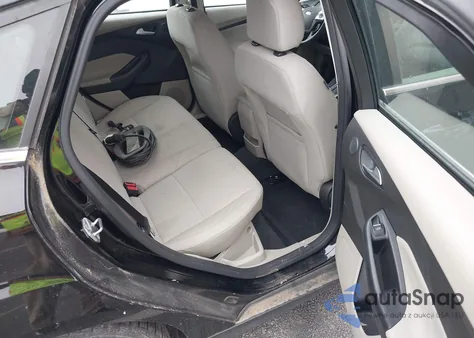 2016 Ford Focus Electric z USA, uszkodzony, nr VIN 1FADP3R41GL388312